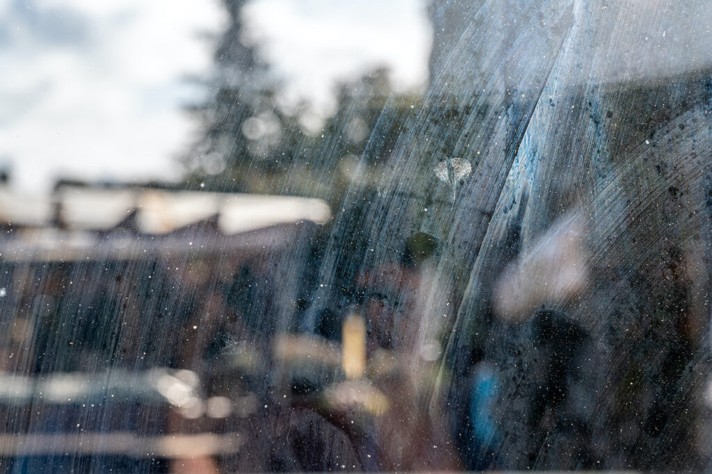 Schlieren durch falsche Putzmittel nach dem Putzen in einem Kieler Büro-Schreibtisch – typisches Warnsignal für eine unzuverlässige Büroreinigung in Kiel.