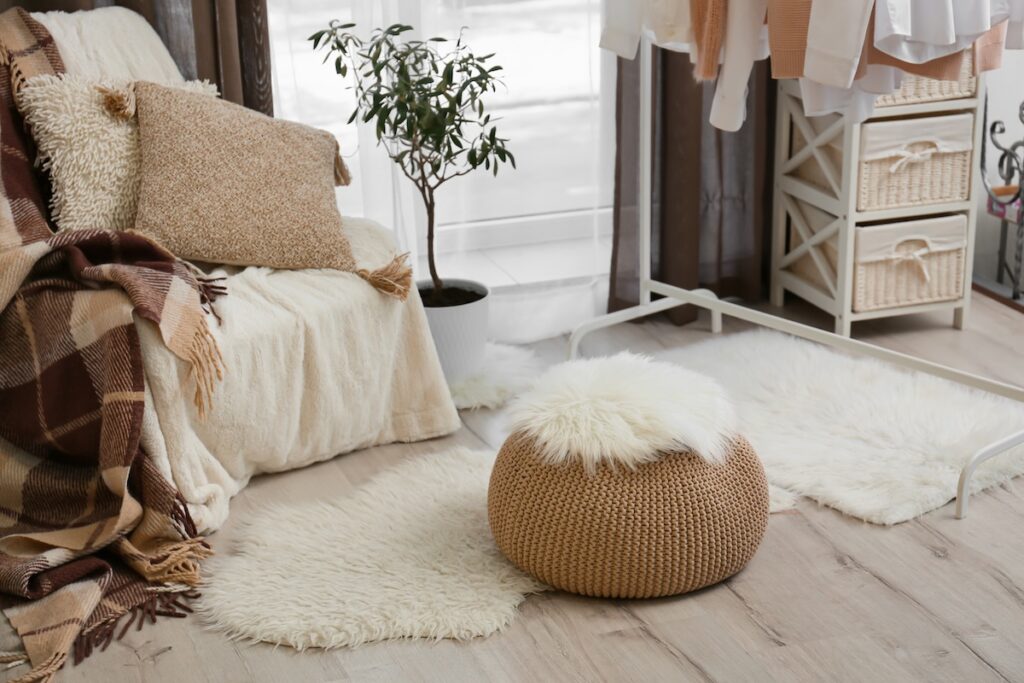 Haushaltshilfe in Kiel: gemütlicher, ordentlicher Wohnbereich als Symbol für alltagsnahe Unterstützung älterer Menschen.